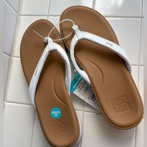 NWT Reef Cushion Cloud White and Tan Flip Flops Sandals Size 10 $55